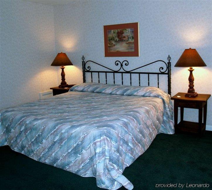 The Village Green Cottage Grove Room photo