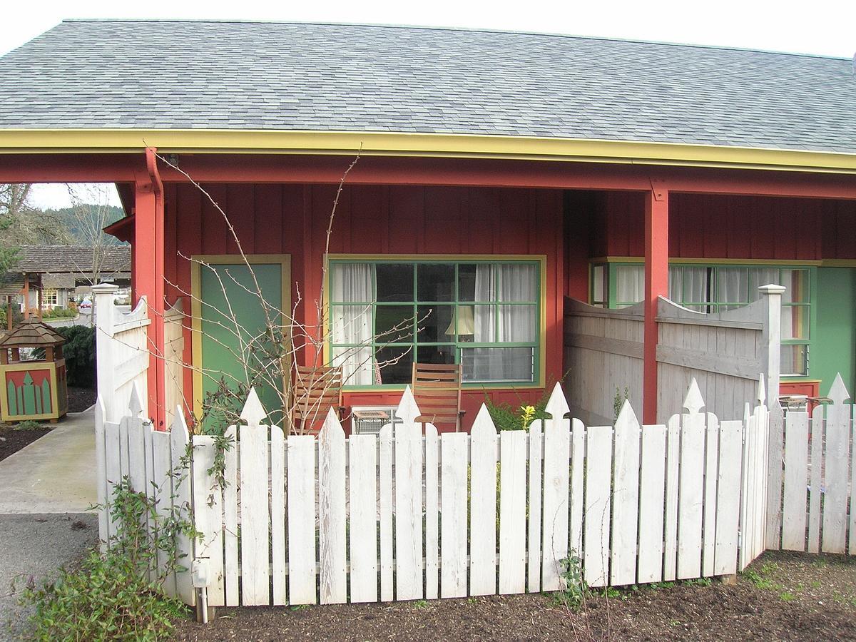 The Village Green Cottage Grove Exterior photo